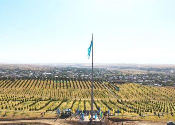 ТҮРКІСТАН: ҚАЗЫҒҰРТТА 45 МЕТР БИІКТІККЕ АЛЫП ТУ ОРНАТЫЛДЫ