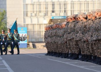 Шымкенттегі әскери бөлімде сарбаздарды шығарып салды