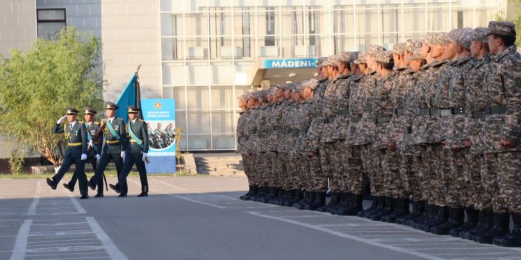 Шымкенттегі әскери бөлімде сарбаздарды шығарып салды
