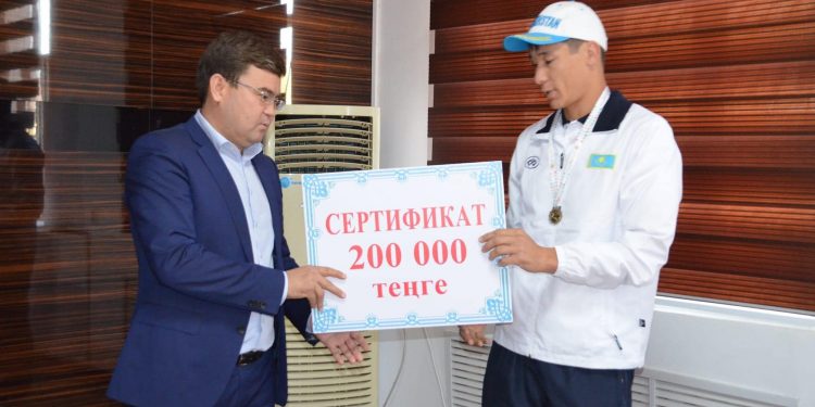 Жетісай: Аудан әкімі шабандоз-чемпионды қабылдады