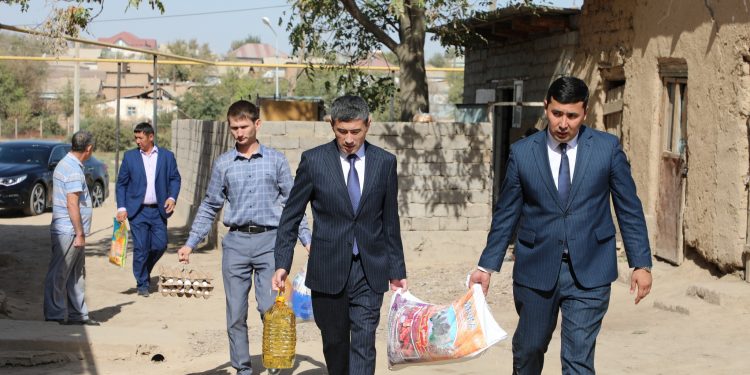 Сарыағаш: Дарбазада аз қамтылған отбасыларға әлеуметтік көмек көрсетілді