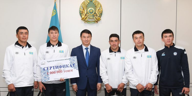 Дархан Сатыбалды көшпенділер ойындарының жеңімпаздарын марапаттады
