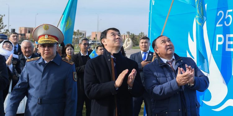 РЕСПУБЛИКА КҮНІНДЕ ТҮРКІСТАНДА КӨК ТУ ЖЕЛБІРЕДІ