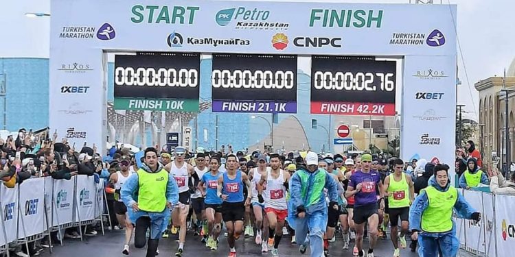 ТҮРКІСТАНДА 2 МЫҢНАН АСТАМ АДАМ ЖҮГІРУДЕН МАРАФОНҒА ҚАТЫСТЫ