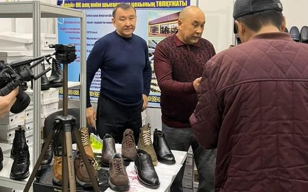ТҮРКІСТАН: АРЫСТА ТАЗА БЫЛҒАРЫДАН ТІГІЛЕТІН АЯҚ КИІМ ӨНДІРІСІ ҚАРҚЫНДЫ ДАМУДА