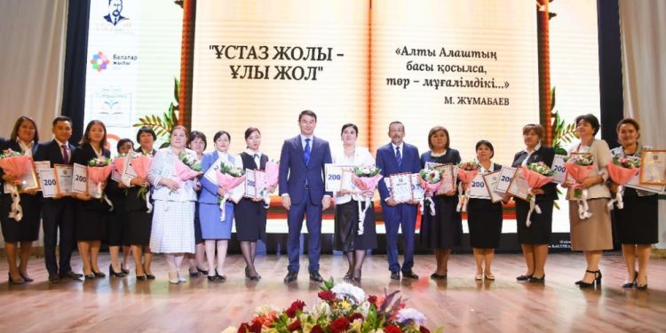 Түркістандық ұстаздардың мерейі үстем болды