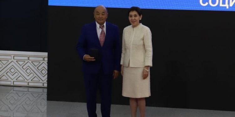 Министр түркістандық зейнеткерді марапаттады