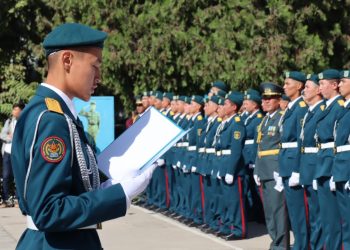 Шымкент : «Жас ұлан» мектебінің тәрбиеленушілері салтанатты серт берді