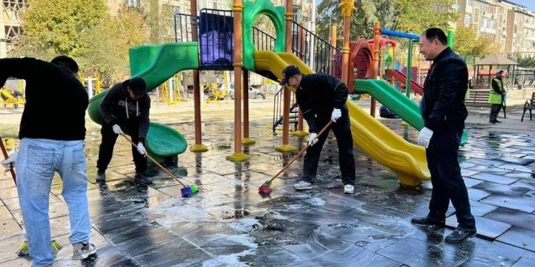Шымкент: Сенбілікте аулалар сұйық сабынмен жуылды