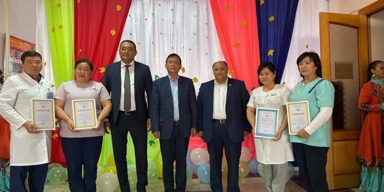 Шымкентте мереке қарсаңында әлеуметтік сала қызметкерлері марапатталды