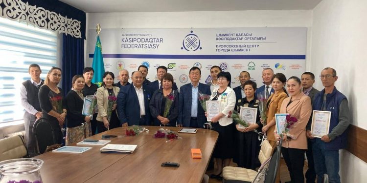 Шымкентте мереке қарсаңында әлеуметтік сала қызметкерлері марапатталды