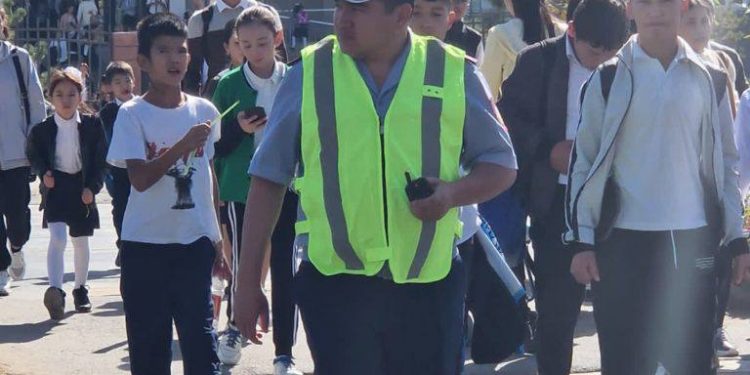 Шымкенттік полицейлер оқушыларға жол ережесін үйретуде