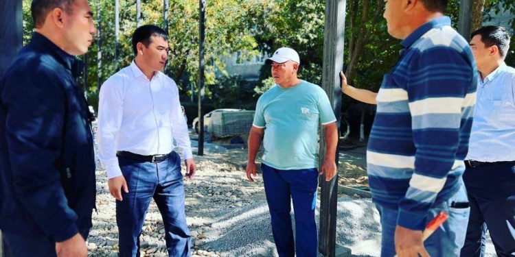 Еңбекші ауданында үй аулаларын абаттандыру жұмыстары жалғасып жатыр