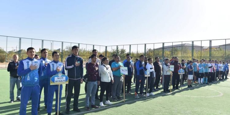 Учителя школы встретились на зеленой площадке