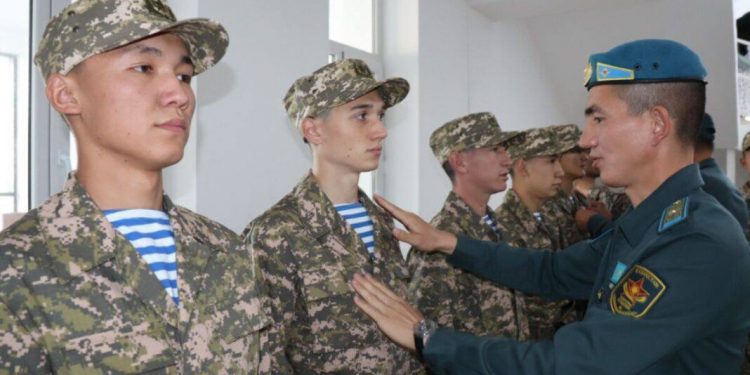 Будущие десантники отправились в армию из Шымкента