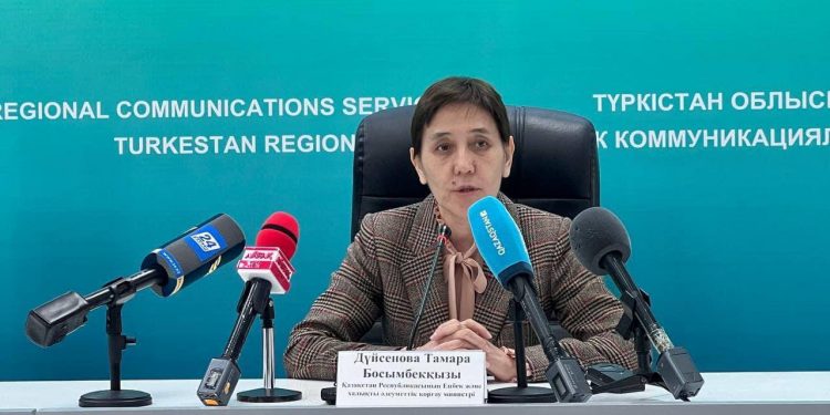 Түркістан: Министр әлеуметтік қызметкерлермен және еңбек ардагерлерімен кездесті