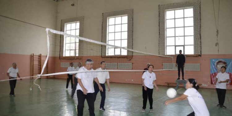 Жетісай: Мереке аясында аудан ардагерлері арасында волейболдан турнир өтті