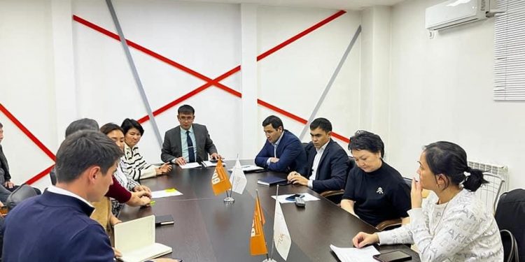 ТҮРКІСТАН:ҚАЛА ЖАСТАРЫНА БІЛІМ БЕРУ, ЖҰМЫСҚА ОРНАЛАСУ ЖӘНЕ КӘСІПКЕРЛІК МӘСЕЛЕЛЕРІ БОЙЫНША КЕҢЕС БЕРІЛДІ