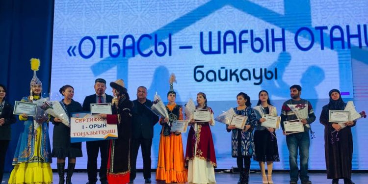 Этнос өкілдері қазақтың киім үлгілерін көрсетті