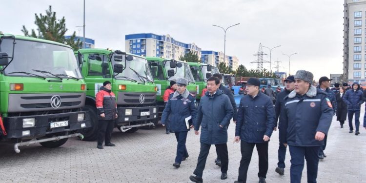 Шымкент : Қыс мезгіліне арнайы техникалардың дайындығы пысықталды