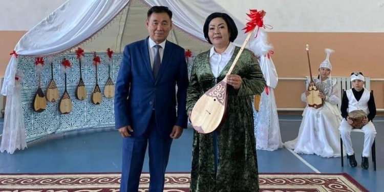 ТҮРКІСТАН: САУРАНДА «МЕКТЕБІҢЕ ДОМБЫРА СЫЙЛА» АКЦИЯСЫ ӨТТІ