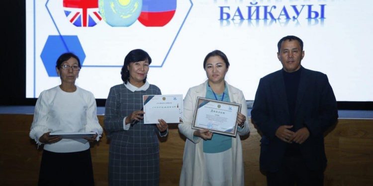 ЖЕТІСАЙ: ҮШ ТІЛДІ МЕҢГЕРГЕН САЛА МАМАНДАРЫ МАРАПАТТАЛДЫ