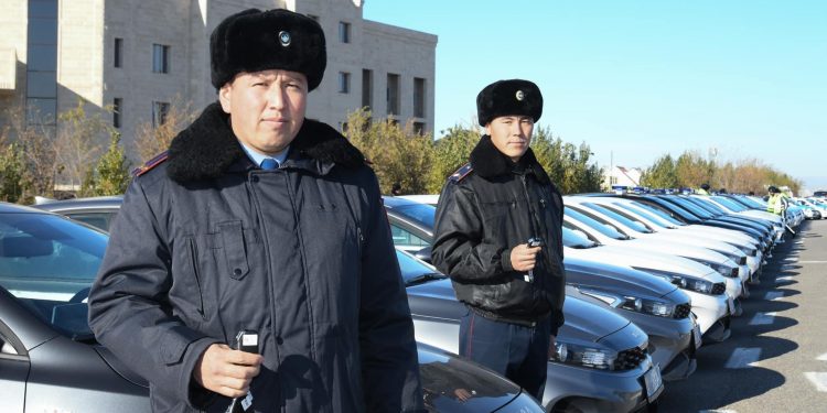 ТҮРКІСТАНДЫҚ ПОЛИЦЕЙЛЕРГЕ 250-ДЕН АСТАМ ЖАҢА ҚЫЗМЕТТІК КӨЛІК БЕРІЛДІ