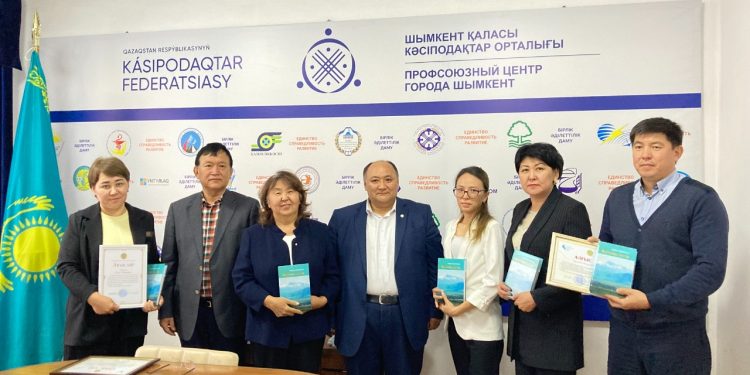 Шымкент: Награждены работники социальной сферы