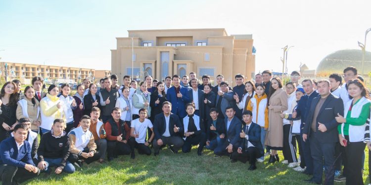 Түркістан облысының әкімі Дархан Сатыбалды өңір жастарымен кездесті