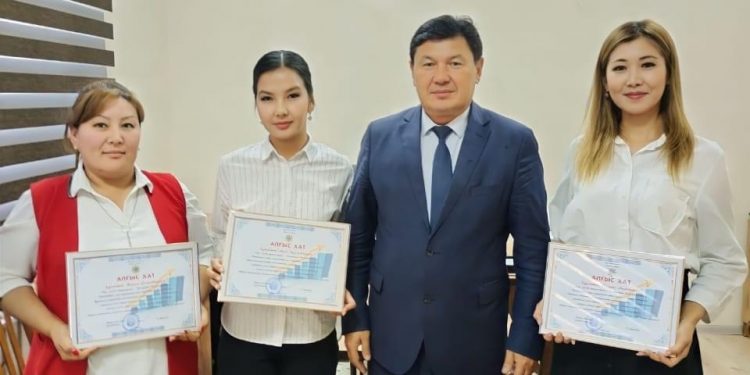 ОТЫРАР: СТАТИСТИКА САЛАСЫНЫҢ ҚЫЗМЕТКЕРЛЕРІ МАРАПАТТАЛДЫ