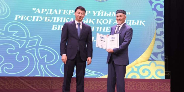 ТҮРКІСТАН: «АРДАГЕРЛЕР ҰЙЫМЫ» ҚОҒАМДЫҚ БІРЛЕСТІГІНІҢ 35 ЖЫЛДЫҒЫНДА АҒА БУЫНҒА ҚҰРМЕТ КӨРСЕТІЛДІ