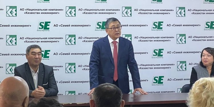 Мейрам Қажыкен Семейдегі зауыт жұмысшыларымен кездесті