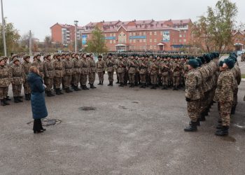Шымкент: «Аналар жүрегі» комитетінің төрайымы сарбаздардың өмірімен танысты