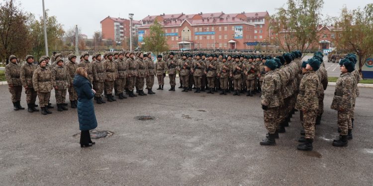 Шымкент: «Аналар жүрегі» комитетінің төрайымы сарбаздардың өмірімен танысты