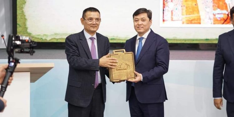 ТҮРКІСТАНДА «ЯСАУИ АНТОЛОГИЯСЫ» КІТАПТАР ЖИНАҒЫНЫҢ ТҰСАУКЕСЕРІ ӨТТІ