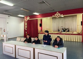 «Заң керуені» акциясы аясындағы көшпелі топ еңбек ұжымдарымен кездесті