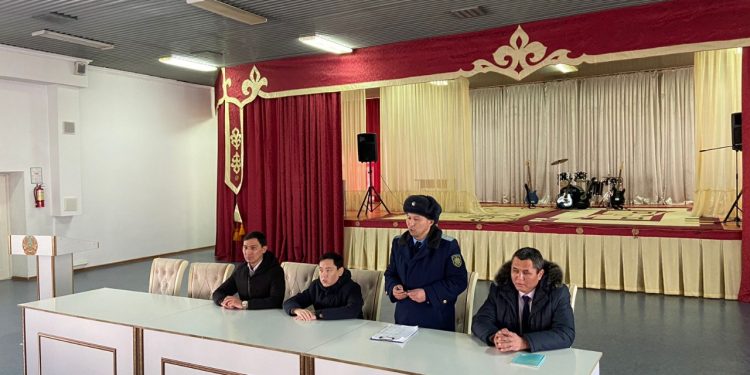 «Заң керуені» акциясы аясындағы көшпелі топ еңбек ұжымдарымен кездесті