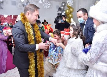 Мұрат Әйтенов балаларға Президенттің сыйлығын табыстады