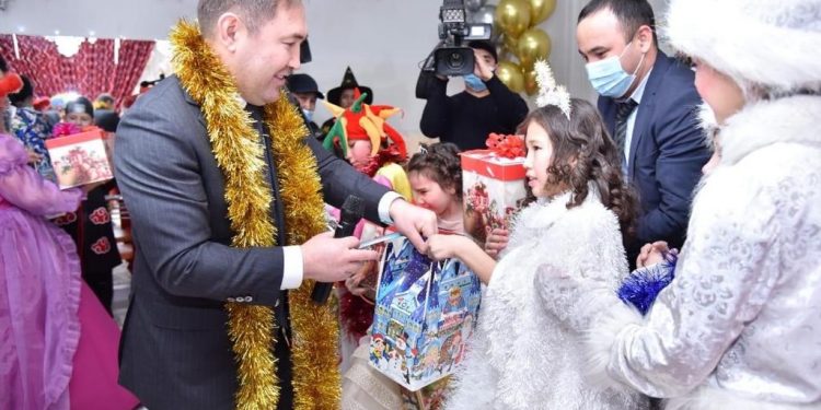 Мұрат Әйтенов балаларға Президенттің сыйлығын табыстады