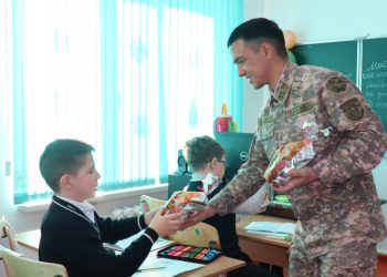 Шымкентте әскерилер ерекше балаларды жаңа жыл мерекесімен құттықтады
