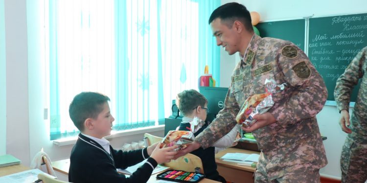 Шымкентте әскерилер ерекше балаларды жаңа жыл мерекесімен құттықтады