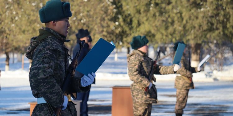 Шымкент гарнизонында әскерге шақырылушылар әскери ант қабылдады
