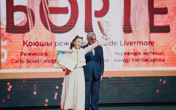 ТҮРКІСТАН МУЗЫКАЛЫҚ — ДРАМА ТЕАТРЫНЫҢ «БӨРТЕ» СПЕКТАКЛІ UMAI ТҰҢҒЫШ ӨНЕР СЫЙЛЫҒЫНЫҢ ЖЕҢІМПАЗЫ АТАНДЫ