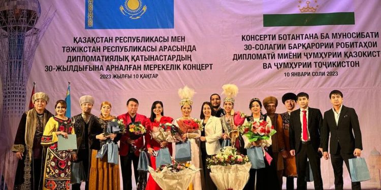 Түркістандық өнерпаздар мерейтойға орай Душанбеде өнер көрсетті