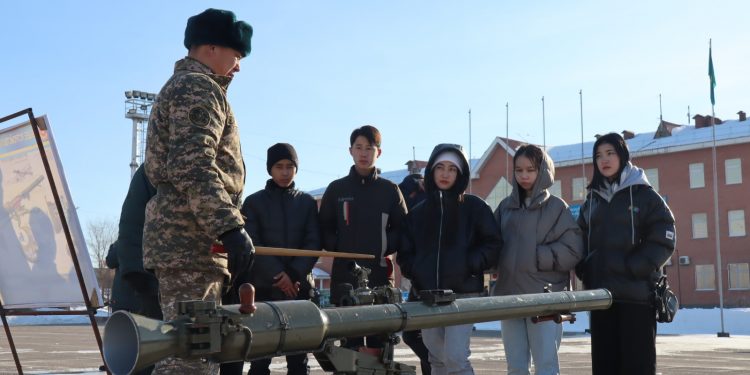 Шымкенттік оқушылар Қазақстан армиясының қызметімен танысты