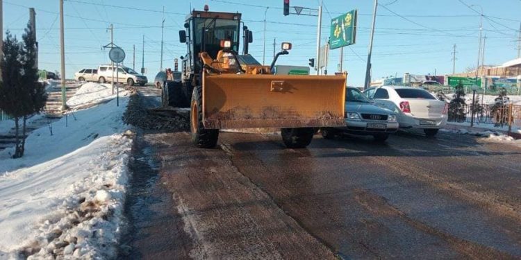 ТҮРКІСТАН: САРЫАҒАШ ҚАЛАСЫНЫҢ КӨШЕЛЕРІНЕ ҚҰМ МЕН ТҰЗ СЕБІЛДІ