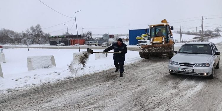 ТҮРКІСТАН: МАҚТААРАЛДА ТАЙҒАҚҚА ҚАРСЫ 8 ТОННА ТҰЗ, 42 ТОННА ҚҰМ СЕБІЛДІ