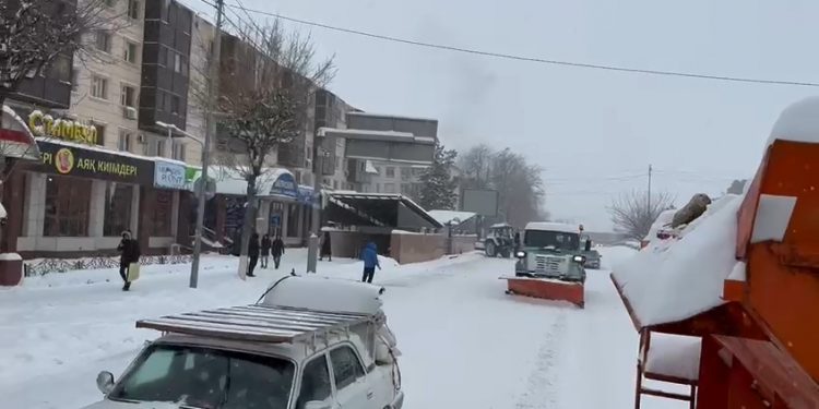 ҚАР ТАЗАЛАУ ЖҰМЫСТАРЫ ЖАЛҒАСУДА