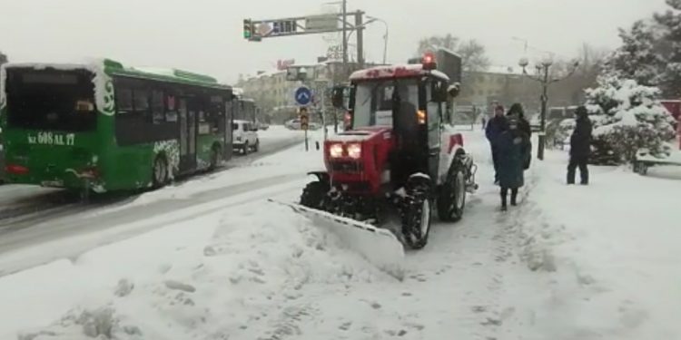 КӨШЕЛЕРДІ ҚАРДАН ТАЗАЛАУ ЖҰМЫСТАРЫ БАҚЫЛАУДА
