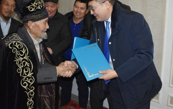 ҚАЗЫҒҰРТ: ЖҮЗ ЖАСАҒАН АҚСАҚАЛҒА ҚҰРМЕТ КӨРСЕТІЛДІ